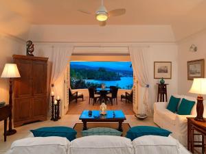 欧丘里欧牙买加旅馆的客厅配有沙发和桌子