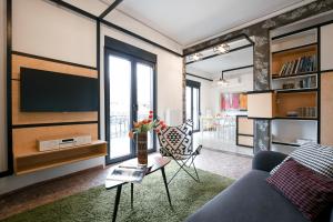 雅典Living modern in the centre of history的带沙发和电视的客厅