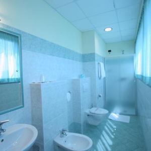 福萨诺达马酒店的白色的浴室设有卫生间和水槽。