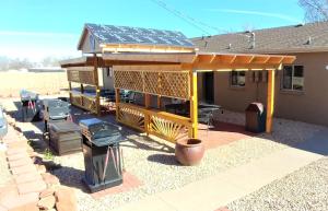 佩吉Lake Powell Motel & Apartments的一座带太阳能屋顶甲板的房子