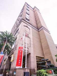 中和珑山林台北中和饭店的一面有红色标志的建筑物