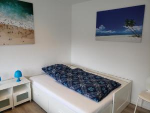 明斯特Ferienwohnung Central的一间小卧室,配有一张白色的床和蓝色枕头