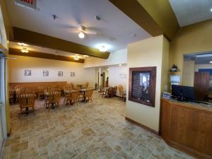 奇斯顿Roosevelt Inn Mount Rushmore的餐厅设有1间带桌椅的用餐室