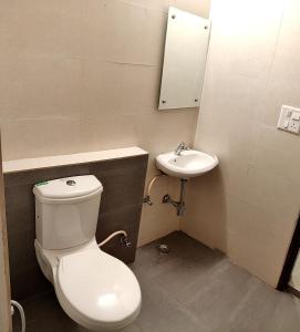 钱德加尔Pride Home的一间带卫生间和水槽的浴室