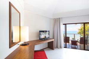 功孟海滩Beyond Krabi的一间带电视和大窗户的客厅