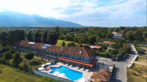 帕拉利亚潘塔利莫诺斯Hotel Afroditi的享有带游泳池的房屋的空中景致
