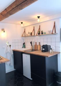 Place aux huiles的厨房或小厨房