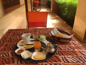 博博迪乌拉Villa Rose的地毯上带早餐盘的桌子