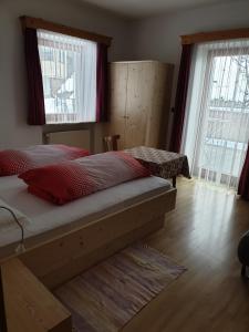 瓦勒斯Residence Alpenblick的一间卧室设有一张床和两个窗户。