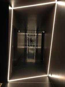 安特卫普YUST Antwerp的建筑物一侧带灯的走廊