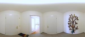 奥泊维森塔尔Ferienwohnung Häckel的一间拥有白色墙壁的客房和一个带门廊的走廊