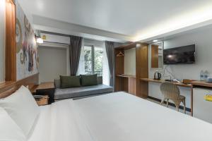 清迈清迈科兹特尔酒店的酒店客房,配有床和沙发