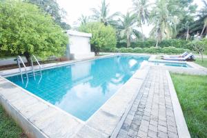贾夫纳Jaffna Heritage Hotel的一座房子的院子内的游泳池