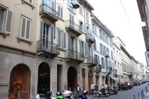 米兰Sant'Andrea cozy apartment的停在建筑物一侧的一组摩托车
