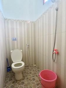 卡里蒙贾瓦Asta Homestay的一间带卫生间和粉红色桶的浴室
