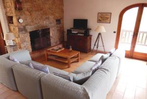 维琪奥港Grande Villa, Corse du Sud, Domaine privé de Cala Rossa的带沙发和壁炉的客厅