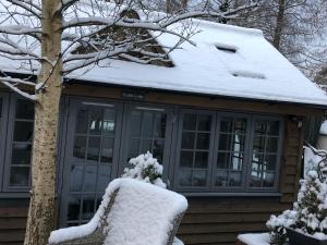 LindfieldTruffle Lodge的上面有雪的房子