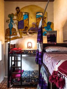 索维拉The Chill Art Hostel的一间设有一张床的客房,墙上挂着一幅画