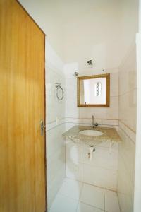 里约热内卢Hostel Varandas do Maracanã的一间带水槽和镜子的浴室