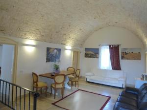 孔韦尔萨诺Parco dei Manieri的客厅配有白色的沙发和桌子