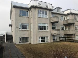 雷克雅未克Reykjavik Hill Cosy Apartment的公寓大楼的一侧设有阳台。