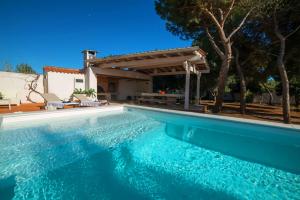加利波利Villa Conca D'oro的一座带凉亭的游泳池,位于一座房子旁边