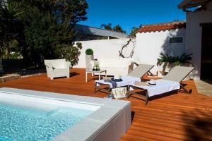 加利波利Villa Conca D'oro的一个带游泳池、椅子和房子的庭院