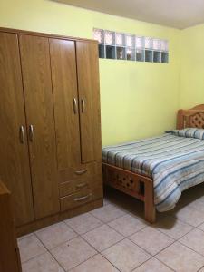 安托法加斯塔Casa Alejandra的一间卧室配有一张床和木制橱柜