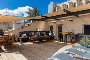 贝端La terrasse de Tiss的木制甲板上配有沙发和椅子的庭院
