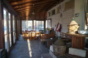 百瑞思西亚诺Albergo Ristorante Monte Selva的餐厅内带桌椅的房间
