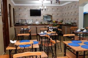 里奥迪孔塔斯Pousada Portugal的一间带桌椅的用餐室和一间酒吧