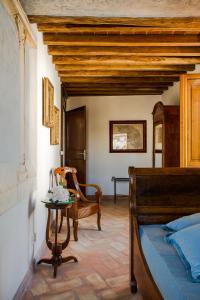 皮蒂利亚诺La Posta Regia的卧室配有1张床、1张桌子和1把椅子