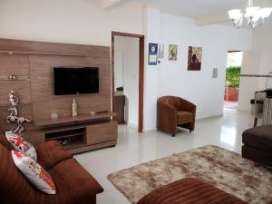 伊瓜苏Yolanda Family House的客厅配有平面电视和沙发。