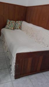 布兰卡港Roberta的一张木制床,上面有两个枕头