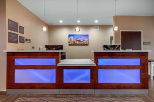 蒙哥马利Comfort Inn & Suites Montgomery East Carmichael Rd的一间医院的大厅,有蓝色的门