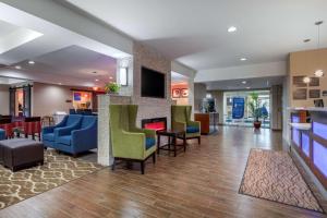 蒙哥马利Comfort Inn & Suites Montgomery East Carmichael Rd的医院里一个带椅子的大堂和酒吧