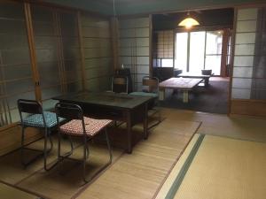 FukiGuesthouse Fuki Juku的一间客房内配有桌椅的房间