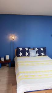 济州市6pm Pension的一间卧室设有蓝色的墙壁和床