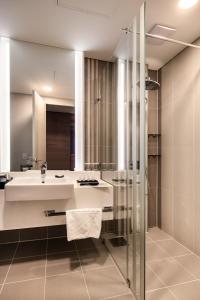 仁川市金色郁金香仁川机场酒店 的一间带水槽和淋浴的浴室