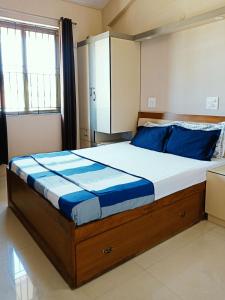 比纳里姆阿劳霍广场度假屋的一间卧室配有一张带蓝色床单的大床