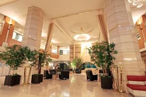长崎新长崎酒店的大厅,在大楼里摆放椅子和植物