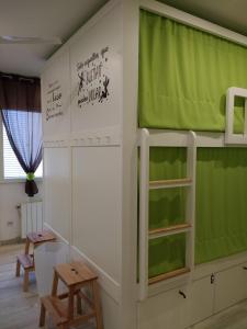 柯米拉斯Albergue La Magia del Camino的客房配有带绿色窗帘的双层床。