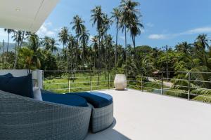 湄南海滩Baan Siri Varee的阳台客厅配有沙发