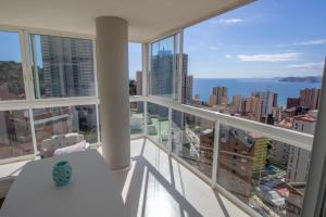 贝尼多姆Residence Vacanza Torre Monaco的市景公寓阳台