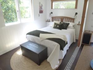 旺阿马塔Paradise Grove的一间卧室配有一张大床和一张桌子