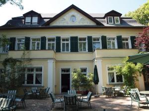 施默尔恩贝勒维施莫林餐厅&酒店的前面设有桌椅的大房子