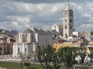 巴列塔Dal Gallo的一座带塔和钟楼的大型教堂