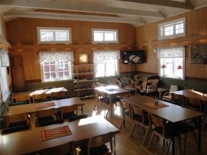 孙讷Sunne Hembygdsgård B&B的用餐室设有桌椅和窗户。