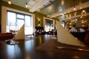 罗赫尔德布克拉尔酒店的用餐室配有带酒杯的桌子