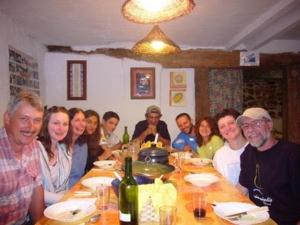 维洛利亚的里奥哈Refugio peregrinos Acacio & Orietta的坐在桌子上的一群人